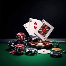 Antarmuka aplikasi mobile crypto casino menampilkan halaman login dan menu utama dengan permainan live dealer dan pasar betting